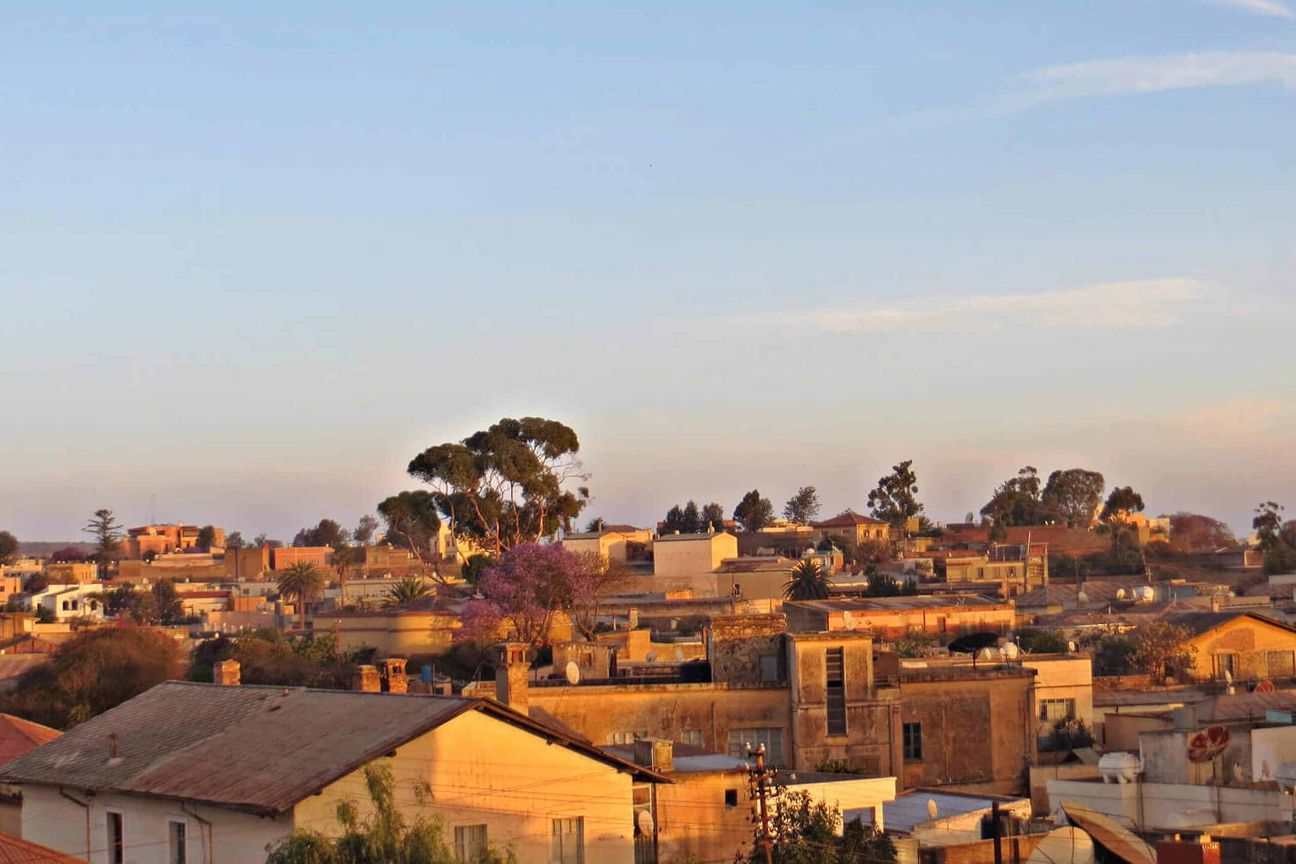 Sonnenuntergang über einer Ortschaft in Eritrea